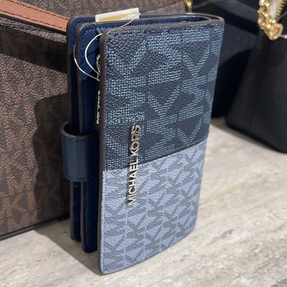 Michael Kors Jet Set Medium Two-Tone Logo Bifold Wallet
Navy Multi 
NWT - Picture 15 of 16